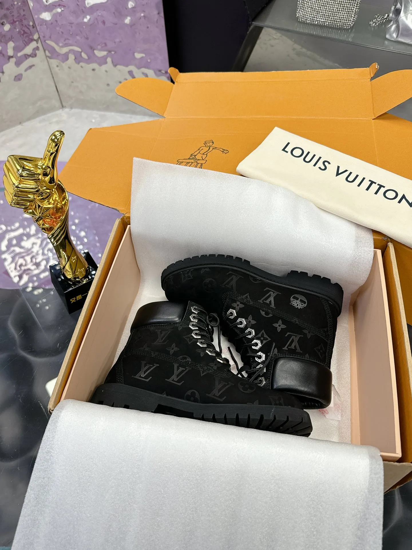 Factory price: 760💰 (Couple model) LV x Timberland Timberland joint model Presbyopia Rhubarb boots Ankle boots Short boots LV x Timberland ankle boots are made of Monogram embossed waterproof nubuck cow leather, relying on the brand's exquisite craftsmanship to carefully reshape the classic Timberland 6-inch boot shape in Italy, making an eye-catching appearance with American workwear style Men's men's shoes 💰Monogram created by harrell Williams The embossed tongue, original Timberland laces and outsole are exquisite details, and the leather label expresses the cooperation logo. Exquisite packaging at the delivery counter🛍📦 ▪️Material: Original custom imported first-layer cowhide ▪️Inner lining: Original custom leather lining ▪️Outsole: Original open-molded anti-slip rubber material ▪️Sole thickness: 3.5CM ▪️Size: Women's 35-40 ▪️Size: Men's size 39-44, customized 45, 46